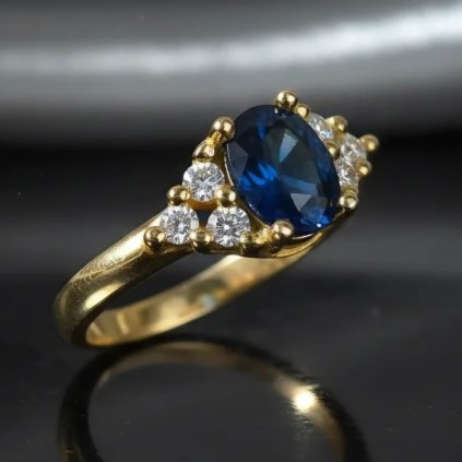 Zásnubný prsteň Modrý zafír a diamanty